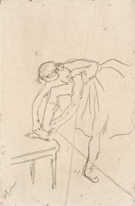 Danseres die haar schoen aandoet door Edgar Degas
